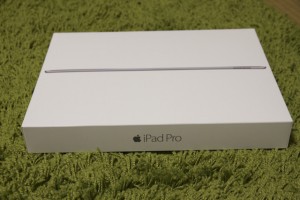箱のサイズはMacBook Airとほぼ同じような感じです。